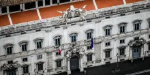 Abuso d’ufficio abrogato, l’avvocato di una vittima alla Consulta: “Rinviare la legge Nordio alla Corte di giustizia Ue”