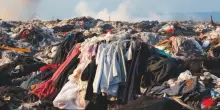 “I produttori di vestiti paghino lo smaltimento dei rifiuti”: la proposta del governo spagnolo contro il fast fashion