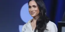 Il compleanno di Meghan Markle passato nel silenzio assordante. La famiglia reale e gli amici di Hollywood hanno snobbato la moglie del principe Harry