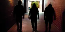 Picchiano una donna al supermercato e vanno a fare merenda: denunciata baby gang a Napoli