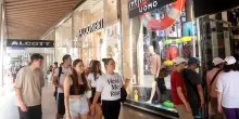 Saldi estivi 2025, al via il 5 luglio : ecco il calendario con le date regione per regione (e quando finiscono)