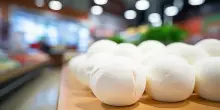 “Latte inquinato”: mozzarella per pizza ritirata dal commercio. Il richiamo del Ministero della Salute