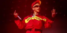 Calci e pugni in faccia tra giovanissimi al concerto di Sfera Ebbasta. Il rapper ferma l’esibizione e se ne va: “Siete dei babbi. Ma che c***o parti fratello?”
