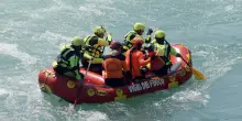 Cade in acqua dal catamarano e resta incastrata nell’elica: 17enne morta al primo giorno di lavoro a Venezia