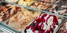 “Costretti a farlo, c’è chi pretende di provare mille gusti”: 50 centesimi per un cucchiaino di gelato a Forte dei Marmi, scoppia la polemica