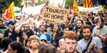 Pistole ad acqua contro i turisti a Barcellona. Manifestanti: “Spegniamo l’incendio turistico”