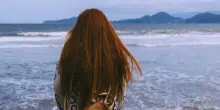 Capelli secchi e sfibrati dopo il mare? È perché i raggi UV bruciano la fibra capillare. 10 rimedi efficaci per riportarli morbidi e luminosi al ritorno dalle ferie