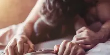 “La donna si sente defraudata, ha l’impressione che le venga sottratto il potere”: cos’è la “gelosia del Viagra” che colpisce sempre più persone