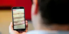 Violentano una 12enne, filmano gli abusi e li diffondono su Whatsapp: indagati due giovanissimi