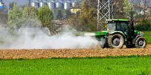 Morto un agricoltore di 75 anni rimasto schiacciato dal suo trattore