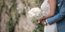 “Pensavo fosse una vacanza, invece quei 600 euro a testa servono a pagare la location del loro matrimonio. Gli sposi sono avidi e meschini”: lo sfogo della damigella è virale su Reddit