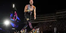 “Siamo esseri umani, non importa da dove veniamo”: così Chris Martin risponde ai fischi del pubblico per la presenza sul palco di fan israeliane – IL VIDEO