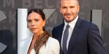 “Mi hanno pesata su una bilancia in diretta tv, a sei mesi dal parto del mio primo figlio. Sono cose che fanno molto male”: le parole di Victoria Beckham sui disturbi alimentari e la riflessione di David