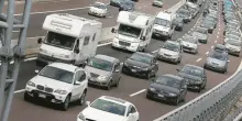 Bus in fiamme sull’autostrada A16: tutti salvi i 28 passeggeri