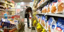 Una famiglia su tre anche nel 2024 ha tagliato la spesa per il cibo. Al Sud consumi più bassi di 800 euro all’anno