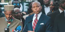 L’attuale sindaco Eric Adams si ritira dalle elezioni a New York. Si riapre la sfida tra Mamdani e Cuomo