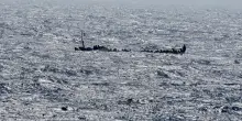 Si gettano in mare per cercare di farsi notare da un peschereccio e salvarsi: tre migranti dispersi nel Canale di Sicilia