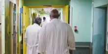 Firmato il contratto della sanità pubblica. Aumento medio di 172 euro. Cgil e Uil contrarie: “Risorse inadeguate”