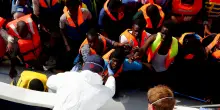 Sbarchi, aprile cancella il calo vantato dal governo: +35% sul 2024. Nell’hotspot di Lampedusa quasi mille persone