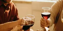 Oxford, Cambridge e Yale smontano l’idea del consumo di “alcol sicuro”: anche bere poco aumenta il rischio demenza