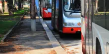 Investita da un camion mentre aspetta l’autobus: muore studentessa di 15 anni