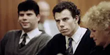 Erik e Lyle Menendez potranno tornare in libertà dopo 35 anni di carcere per l’omicidio dei loro genitori: pena ridotta e diritto alla libertà condizionale