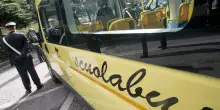 “Chi ha picchiato mio figlio?”, donna irrompe in uno scuolabus e prende “a schiaffi e pugni” i bambini