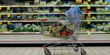 I prezzi del carrello della spesa continuano a correre anche in agosto (+3,5%). Consumatori: “+384 euro annui per ogni famiglia”