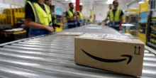 Aprono un pacco Amazon e ci trovano dentro più di 6000 euro in contanti: “Era un reso, forse hanno sbagliato”. È giallo
