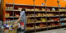 Rallenta la crescita del reddito disponibile e i consumi arrancano. In agosto su la spesa per gli alimentari, ma il carrello si svuota