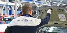 Stellantis, 500 esuberi a Melfi: la stangata nell’impianto più coinvolto dal “piano di rilancio”