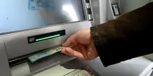 Nuove regole Ue per i prelievi bancomat: ora è la banca proprietaria dello sportello a decidere la commissione, non più quella dell’utente