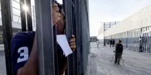 Migranti nei Cpr, la Consulta: “La normativa non rispetta la libertà personale”. Il monito al legislatore