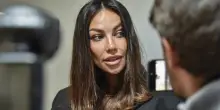 “Mi scriveva che dovevo morire e dovevano trovarmi nella spazzatura”: Madalina Ghenea piange in tribunale nel faccia a faccia con la stalker