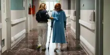 Negli ospedali italiani i posti letto sono in overbooking: così i pazienti finiscono in barella e nei corridoi