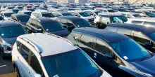 Bambino di due anni muore dopo 4 ore di agonia sotto il sole: era stato dimenticato in auto dal padre
