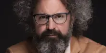 “Mi è stata diagnosticata la paralisi di Bell che richiede riposo e attenzione”: Simone Cristicchi spiega perché ha annullato il concerto in Valle D’Aosta
