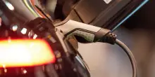 Auto elettriche nel mirino del fisco svizzero. Possibile tassa per uso e ricarica