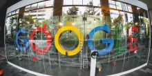 Google, multa Ue da 2,95 miliardi: abuso di posizione dominante nella pubblicità online. “Faremo ricorso”