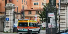 Malore durante un intervento di liposuzione: morta una 47enne. Tre indagati, la clinica privata sotto sequestro