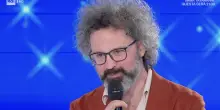 “Il mio viso è bloccato in una posizione innaturale”: cosa è la paralisi di Bell che ha colpito Simone Cristicchi. L’esperto: “In alcuni casi il responsabile è il virus herpes zoster, quello del noto ‘Fuoco di Sant’Antonio”