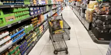 Salgono ancora i costi del carrello della spesa: a giugno +2,8%, alimentari a +4,2%. I dati Istat sull’inflazione