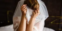 “Secondo mia cognata sono troppo brutta e grassa per il mio futuro marito. Lui non la vuole più al nostro matrimonio e ora la madre mi dà della ‘strega’”: lo sfogo di una donna su Reddit