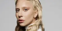 Il Diavolo veste Prada 2 – Lady Gaga avvistata a Milano sul set del film “con chioma platino, top nero e occhiali scuri”