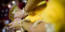 Curcuma, cannella e olio di cocco, i segreti di bellezza nascosti in cucina: tutti i benefici e gli antichi rituali per pelle e capelli da provare a casa