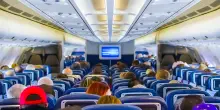 Passeggera si spoglia sull’aereo e fa i propri bisogni sul sedile: spavento durante il volo. Interviene la polizia