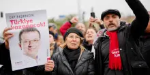 Turchia, 39 arresti contro la “piovra della corruzione”, ma l’opposizione protesta: “Erdogan vuole il voto anticipato ed elimina gli avversari”