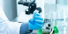 Trump, stop ai fondi sui virus modificati: “Proteggiamo dagli incidenti di laboratorio, come quello che ha causato Covid”