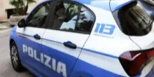 Morto cadendo dalla terrazza di un condominio a Roma: si indaga per omicidio