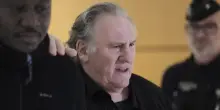 Gérard Depardieu rinviato a giudizio con l’accusa di aver stuprato e aggredito sessualmente l’attrice Charlotte Arnould. Lei commenta: “Sono sollevata”
